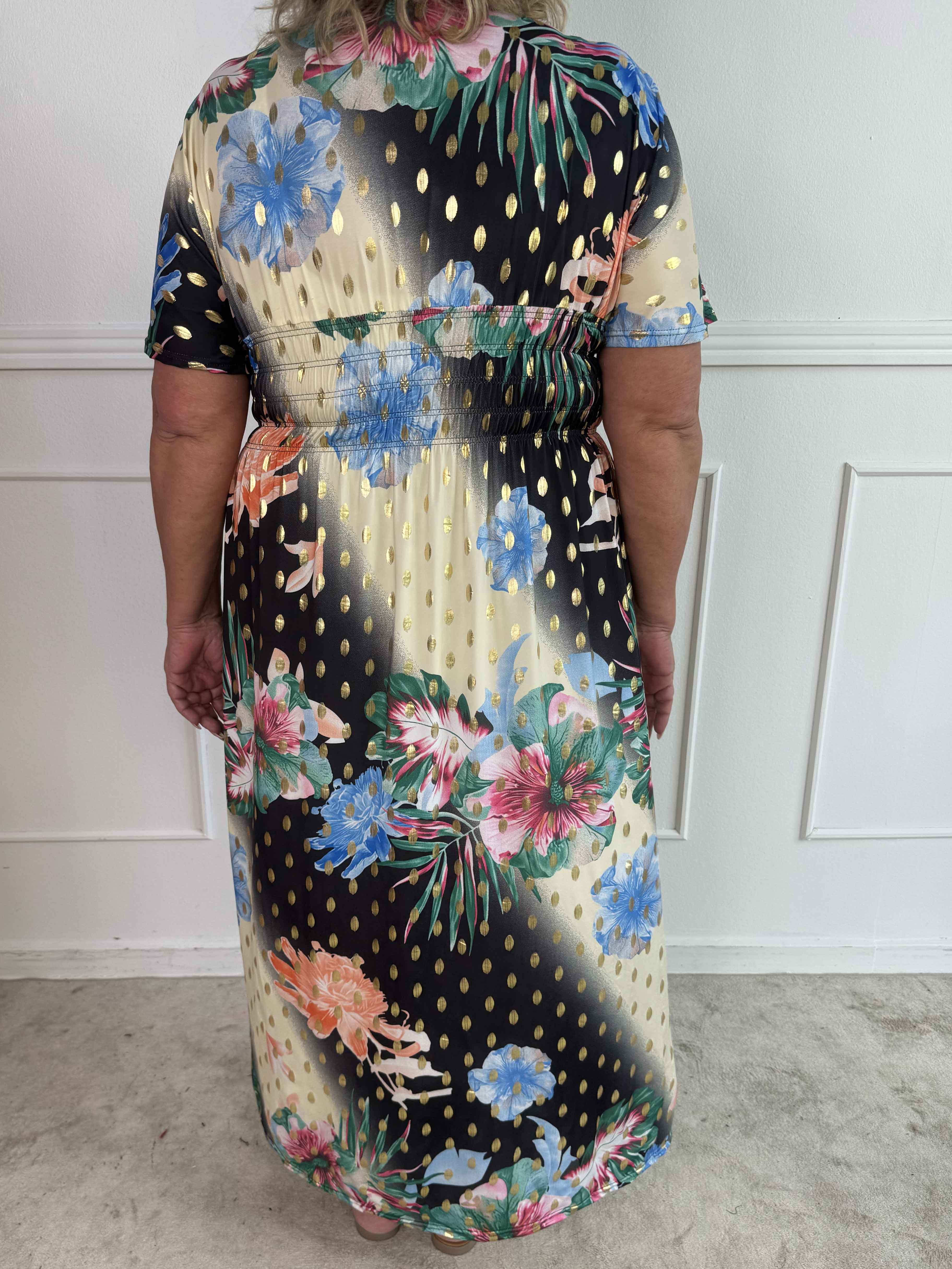 Pams Hawaii - Lang plus size kjole i elastisk stof med blomsterprint